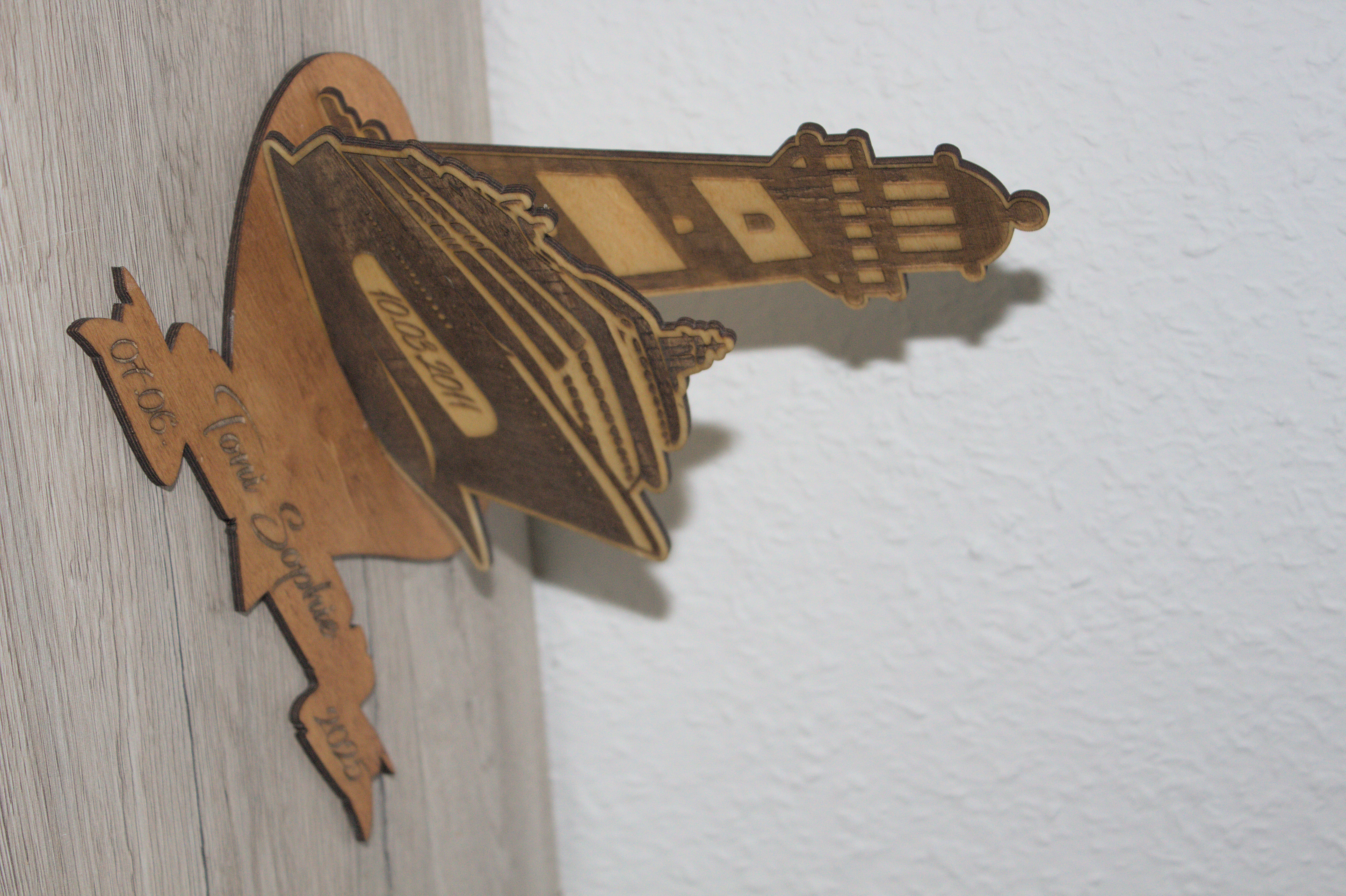 Holzherz mit Kreuzfahrtschiff und Leuchtturm